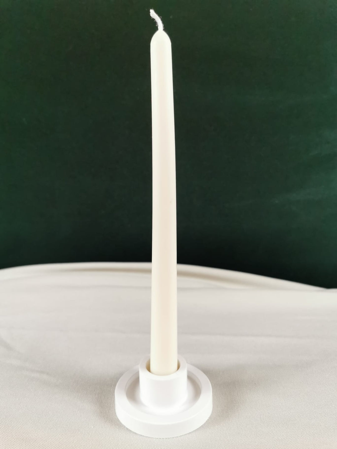 „Handgegossene Stabkerze aus natürlichem Rapswachs in Cremeweiß auf hellem Kerzenständer – minimalistisch, elegant und nachhaltig.“