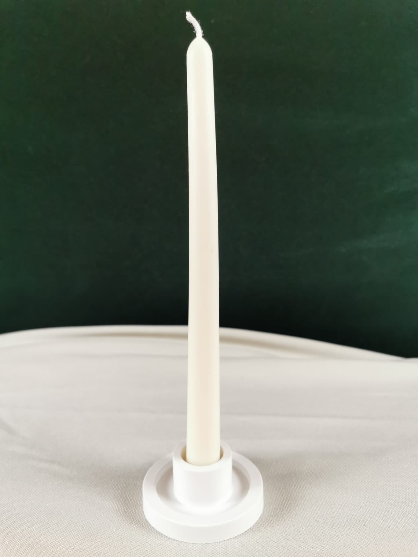 „Handgegossene Stabkerze aus natürlichem Rapswachs in Cremeweiß auf hellem Kerzenständer – minimalistisch, elegant und nachhaltig.“