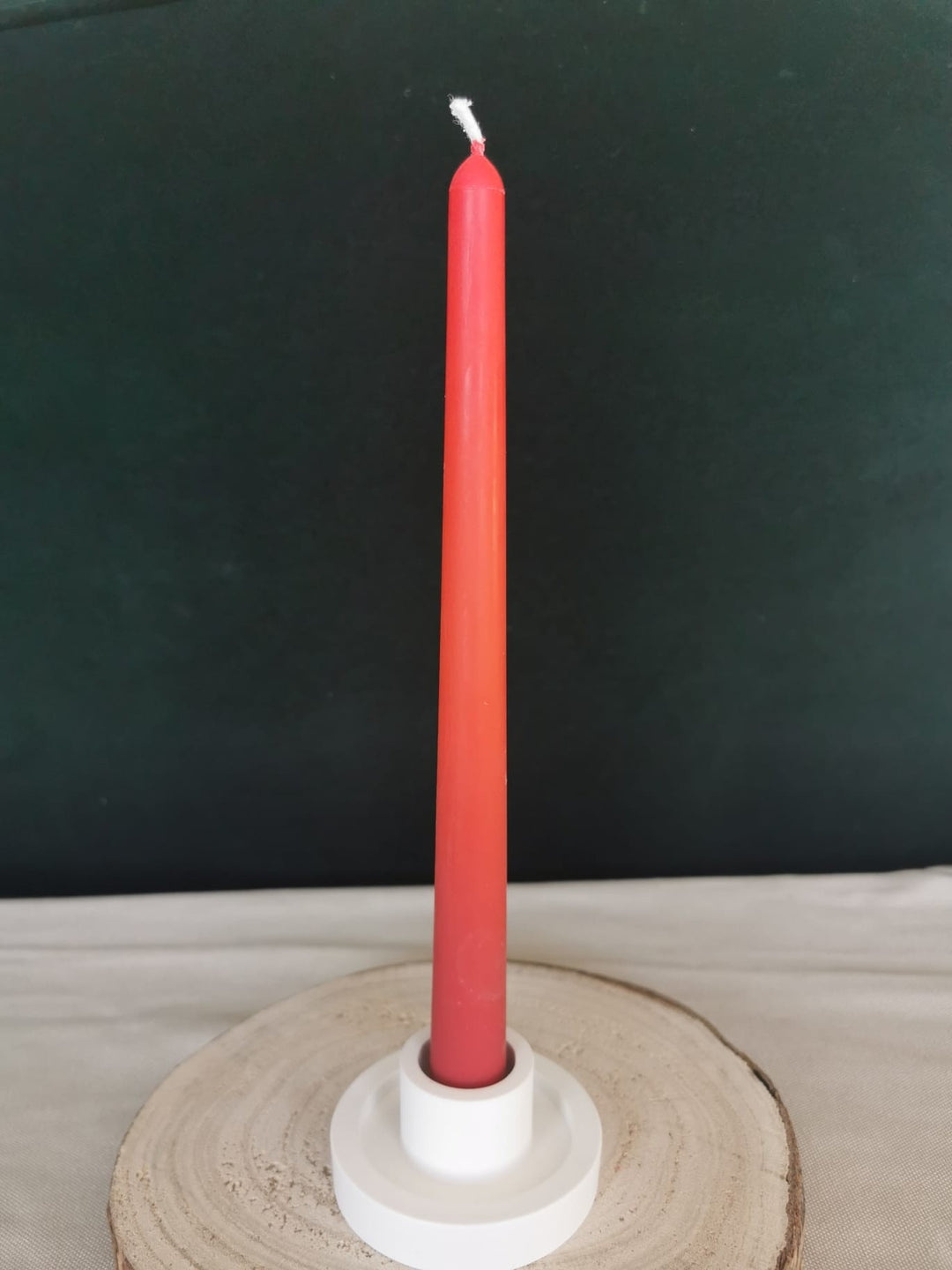Handgemachte Stabkerze in Rot im Kerzenhalter – dekorative Advents- und Winterkerze.