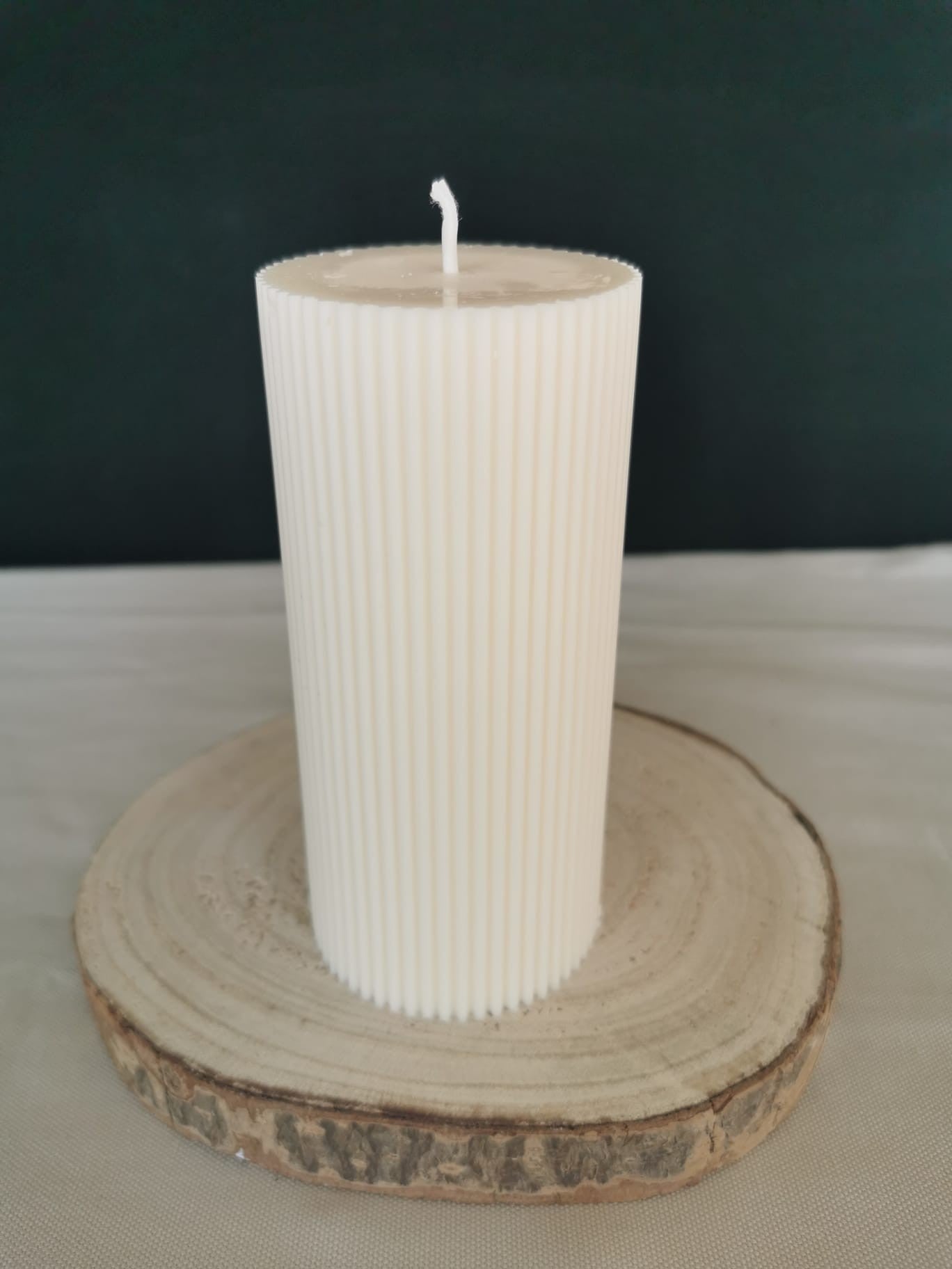 „Weiße geriffelte Stumpenkerze aus nachhaltigem Rapswachs – handgemachte Designkerze für Dekoration und Winterrituale“