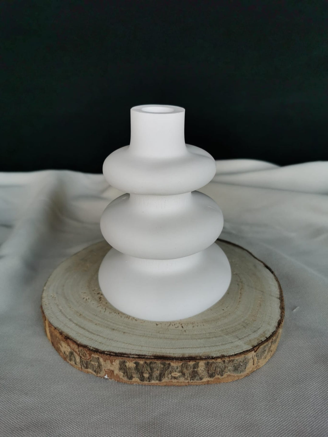 Handgefertigte Trockenblumenvase in Donutform aus Gießkeramik in Weiß – modernes, minimalistisches Dekoobjekt für getrocknete Blumen.