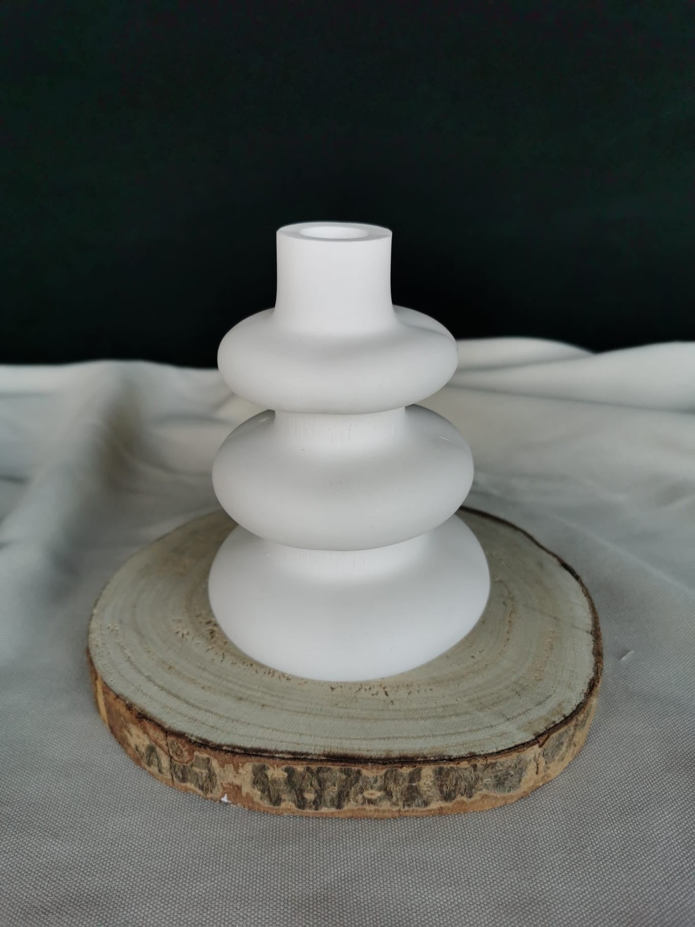 Handgefertigte Trockenblumenvase in Donutform aus Gießkeramik in Weiß – modernes, minimalistisches Dekoobjekt für getrocknete Blumen.