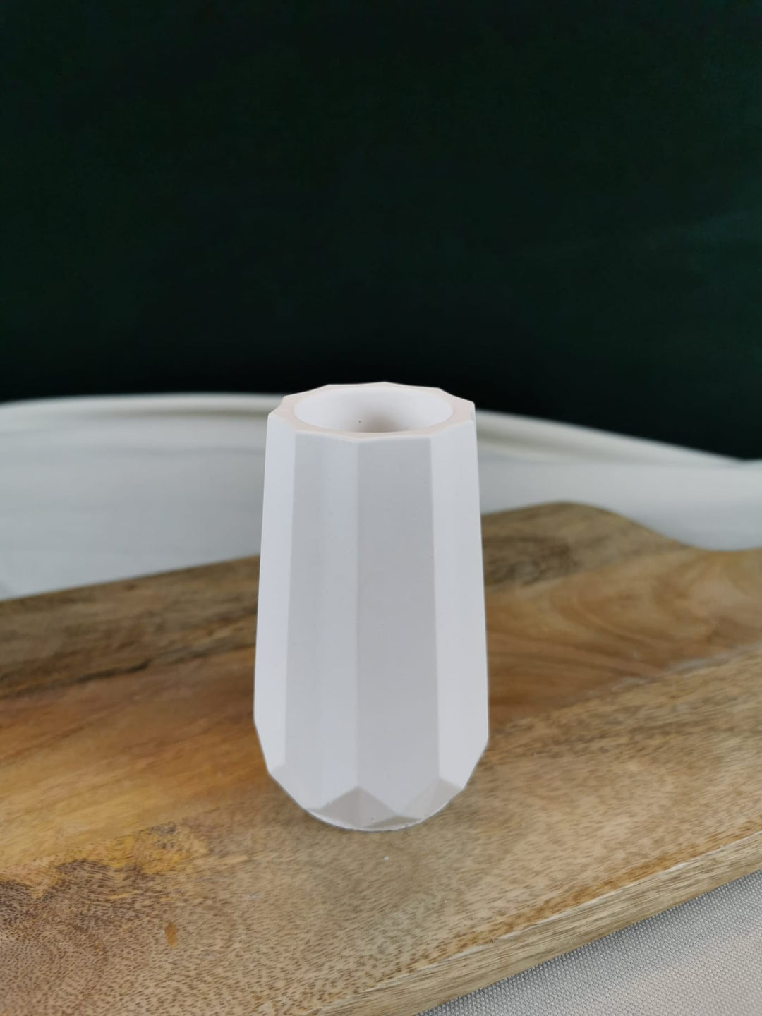 Geometrische Trockenblumenvase aus Beton/Keramik in Weiß – minimalistische Deko für Trockenblumen