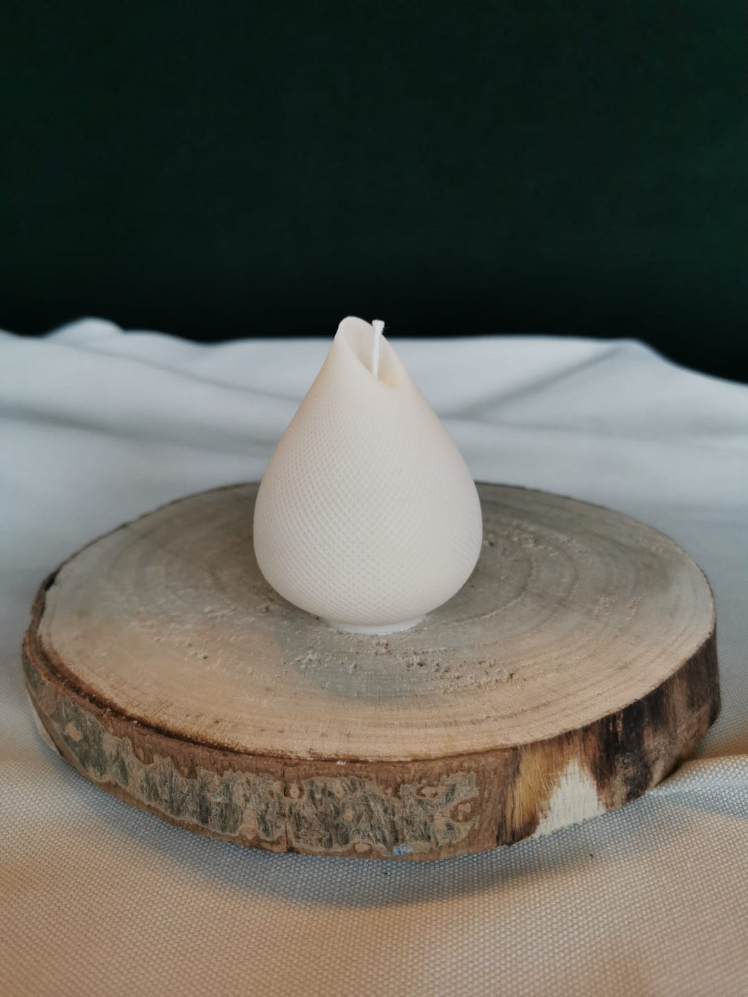 „Cremefarbene Tropfen-Kerze aus Rapswachs, handgefertigt, dekorativ auf Holzscheibe – minimalistische Deko-Kerze“