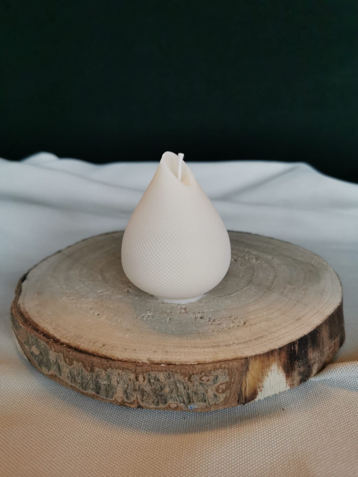 „Cremefarbene Tropfen-Kerze aus Rapswachs, handgefertigt, dekorativ auf Holzscheibe – minimalistische Deko-Kerze“