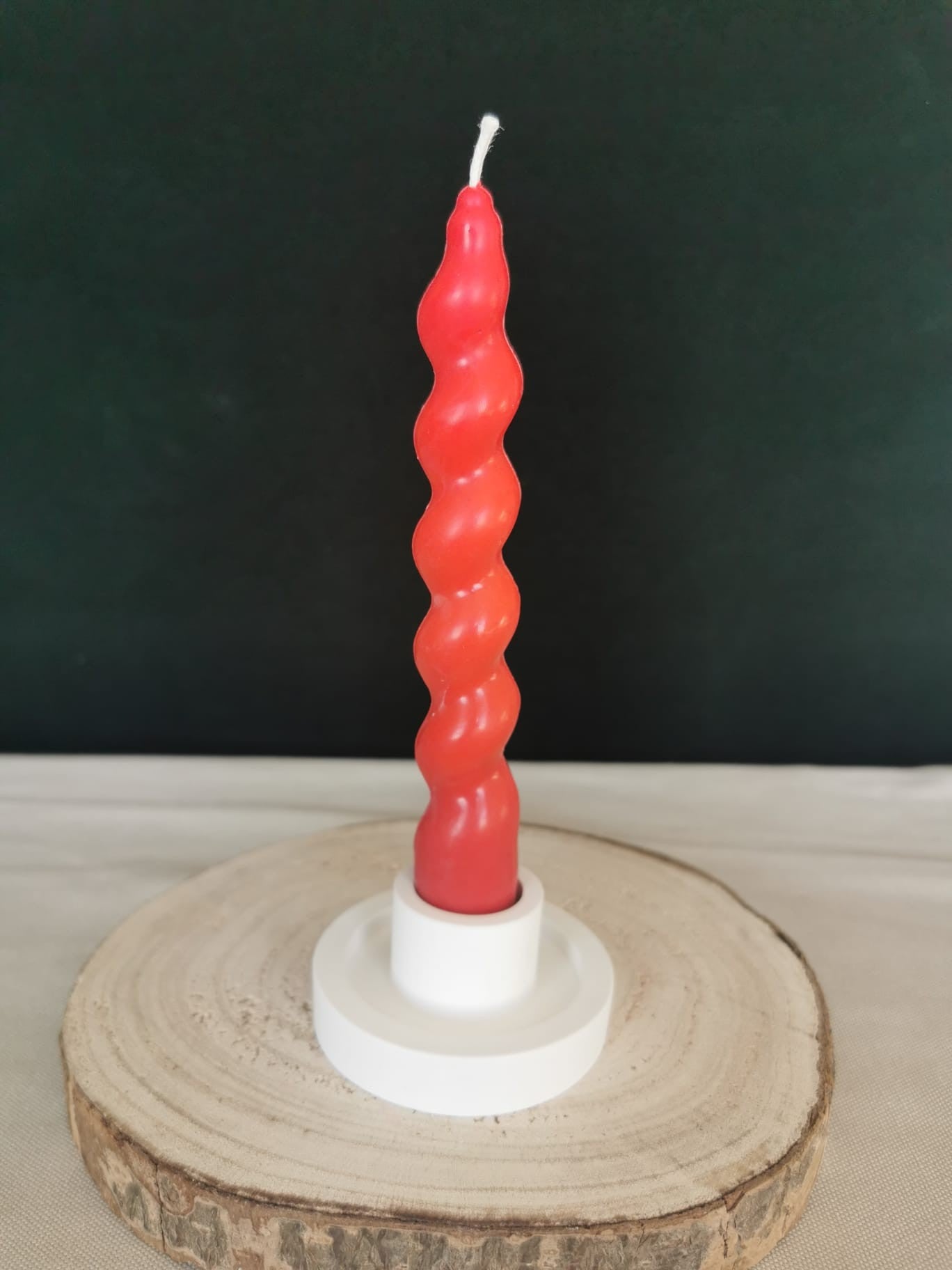 Handgemachte Twist Stabkerze Rot- im Kerzenhalter – spiralige Advents- und Dekokerze.