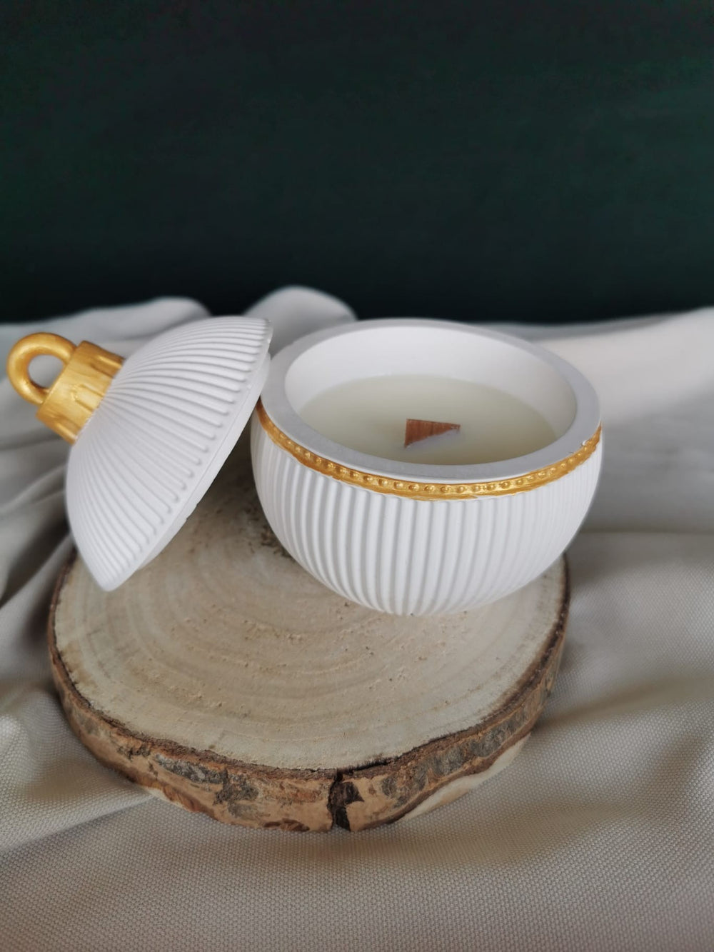 Weiß-goldene Weihnachtskugel Kerze aus Rapswachs mit Holzdocht auf Holzscheibe