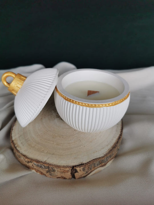 Weiß-goldene Weihnachtskugel Kerze aus Rapswachs mit Holzdocht auf Holzscheibe