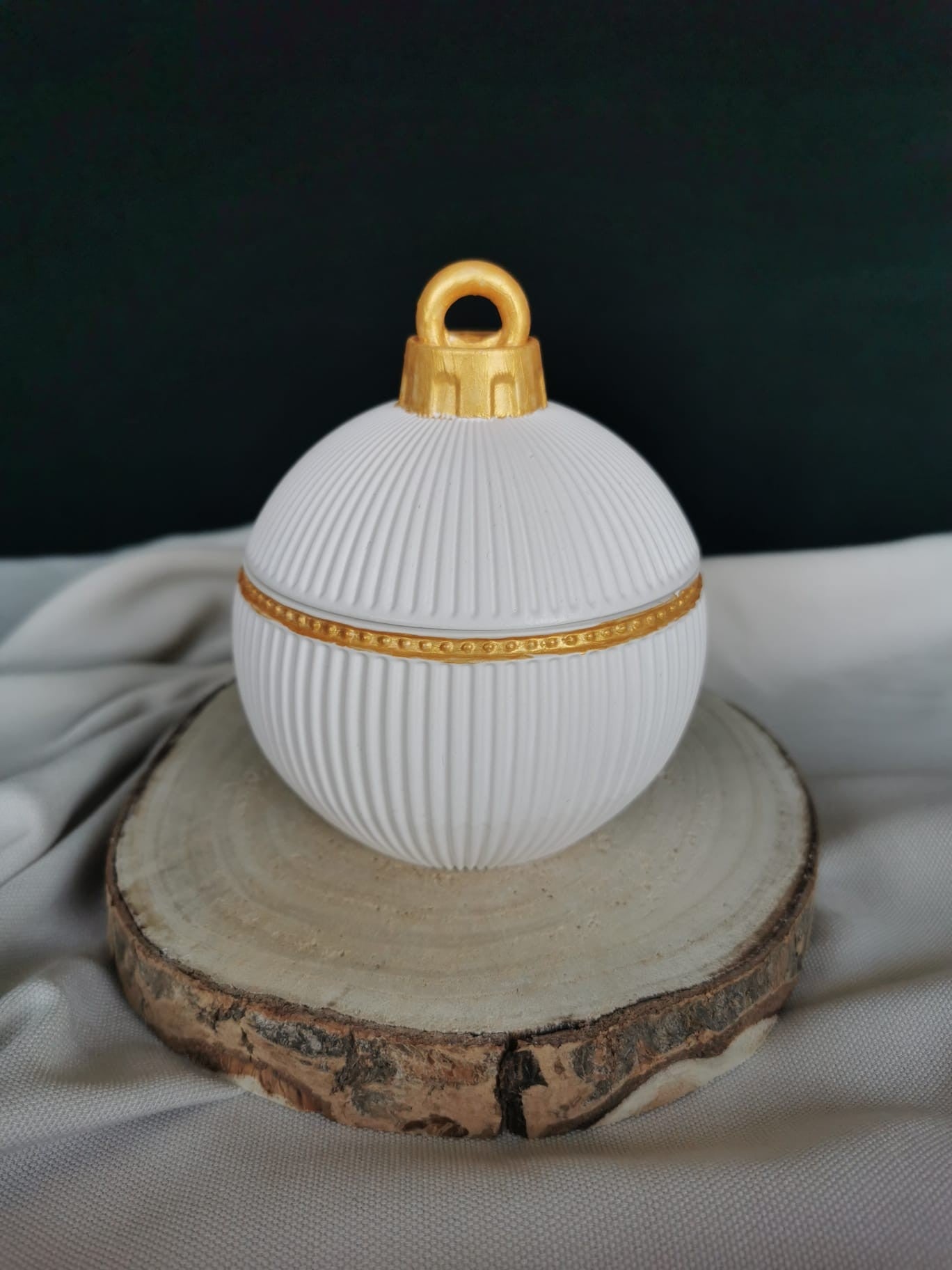 Weiß-goldene Weihnachtskugel Kerze aus Rapswachs mit Holzdocht auf Holzscheibe