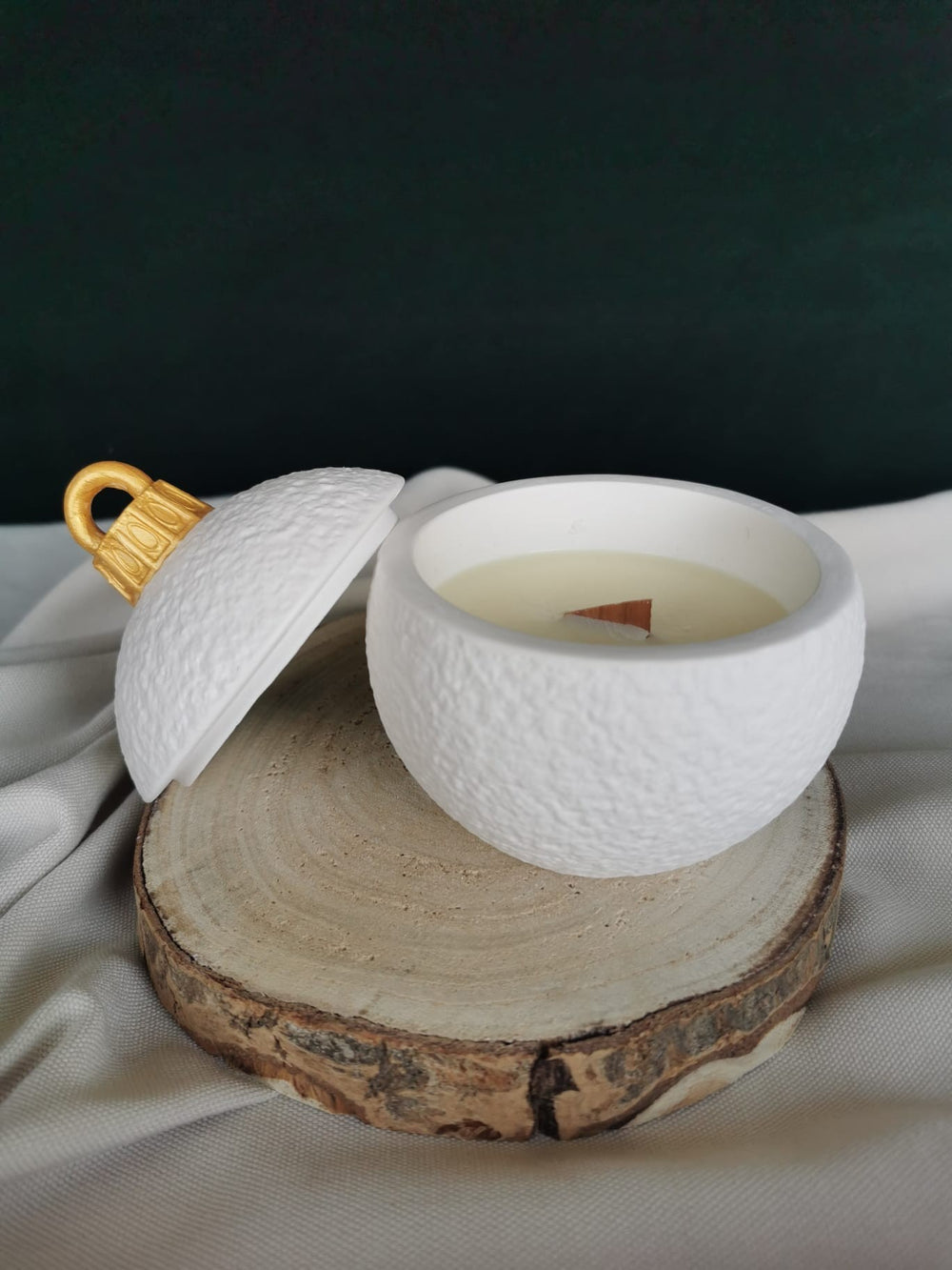 Handgemachte weiße Weihnachtskugel-Kerze aus Sojawachs mit goldfarbenem Deckel und Holzdocht – dekorative Winter Duftkerze.